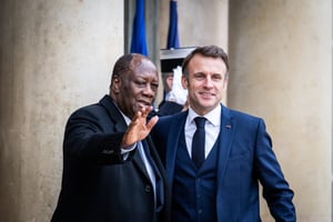 Le président ivoirien, Alassane Ouattara (à g.), et le chef de l’État français, Emmanuel Macron, au palais de l’Élysée, à Paris, le 21 novembre 2023. © Xose Bouzas / Hans Lucas / Hans Lucas via AFP.
