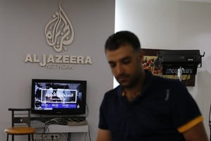 Un employé d’Al-Jazeera dans les bureaux de la chaîne qatarie à Jérusalem, en juillet 2017. © AHMAD GHARABLI / AFP.