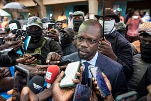 Ousmane Sonko répond aux questions de la presse, le 3 juillet 2022. © MUHAMADOU BITTAYE/AFP