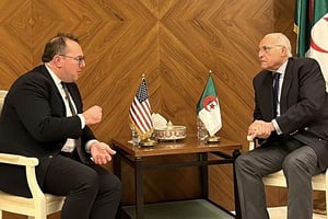 La rencontre entre le sous-secrétaire d’État adjoint américain, Joshua Harris (G), et le ministre des Affaires étrangères algérien, Ahmed Attaf (D), à Alger le 8 décembre 2023. © DR