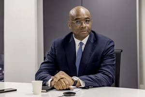 Patrick Mpoyi Luabeya, président de l’Autorité pour la réglementation et le contrôle des marchés stratégiques des substances minérales (Arecoms) à Paris, le 15 avril 2026.