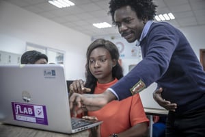 Cours d’intelligence artificielle à l’Institut du centre numérique d’Accra © Sven Torfinn/PANOS/REA