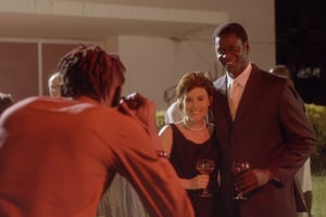 Scène du film « Valdiodio » réalisé par Amina N’Diaye Leclerc, avec Souleymane Sèye N’Diaye et Valentine Stach dans les rôles de l’ancien ministre Valdiodio N’Diaye et de son épouse. © THIN LAYER STUDIO 