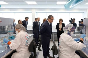 Le chef du gouvernement, Aziz Akhannouch, inaugure, le 21 mars 2023, la smart factory du groupe Pharma 5, première usine pharmaceutique 4.0 en Afrique. © Abdellah Ouardirhi
