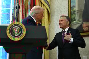 Donald Trump serre la main de son conseiller spécial pour le Moyen-Orient, Steve Witkoff, après la cérémonie d’investiture du président américain, à la Maison-Blanche, à Washington, le 6 mai 2025.