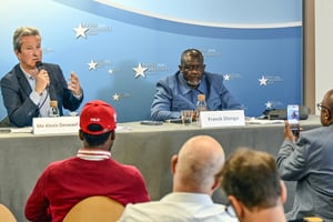 L’avocat Alexis Deswaef et le président du MLP, Franck Diongo Shamba (à droite), photographiés lors d’une conférence de presse à Bruxelles, mardi 18 juin 2024. © ERIC LALMAND / Belga via AFP
