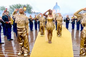 Aya Nakamura (au centre), ses danseuses et la Garde républicaine, lors de la cérémonie d’ouverture des Jeux olympiques de Paris, le 26 juillet 2024. © Capture TV France 2 via Bestimage