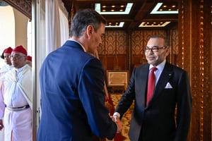 Le roi du Maroc, Mohammed VI (à droite), recevait le Premier ministre espagnol, Pedro Sánchez, au Palais royal de Rabat, le 21 février 2024. © MAP / AFP