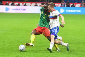 Les joueurs russe Ivan Obliakov et camerounais Nicolas Ngamaleu pendant le match amical entre la Russie et le Cameroun, au VTB Arena Stadium, à Moscou, le 12 octobre 2023. © Daniel Felipe Kutepov / SOPA Images / SIPA