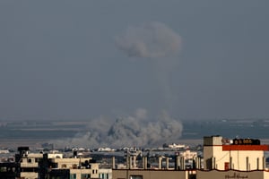 De la fumée s’élève après des bombardements israéliens à Rafah, au sud de la bande de Gaza, le 3 novembre 2023. © SAID KHATIB / AFP