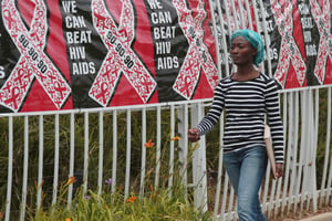 Une bannière de la Journée mondiale de lutte contre le sida, à Johannesburg. © Denis Farrell/AP/SIPA