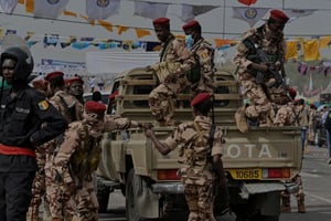 Des militaires tchadiens lors d’un dernier meeting de campagne pour la présidentielle, le 4 mai 2024. (Illustration) © Photo d’Issouf SANOGO / AFP