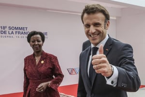 Louise Mushikiwabo, la secrétaire générale de l’OIF, et Emmanuel Macron, le président français, à Djerba le 19 novembre 2022. © Mohamed Hammi/Sipa Press