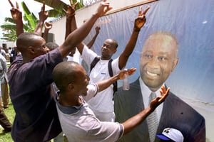 Des militants du FPI de Laurent bagbo, le 23 octobre 2000 à Abidjan. © JEAN-PHILIPPE KSIAZEK/AFP