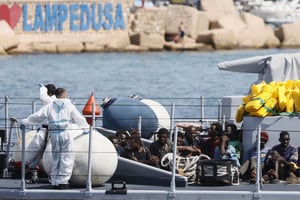 Des migrants secourus à Lampedusa, au sud de l’Italie © Cecilia Fabiano/AP/SIPA
