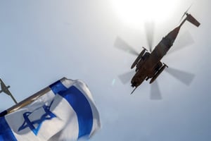 Un hélicoptère CH-53 Sea Stallion de l’armée israélienne survole le centre médical Sheba Tel-HaShomer, à Ramat, en Israël, où les quatre ex-otages ont été transférés après leur libération, le 8 juin 2024.