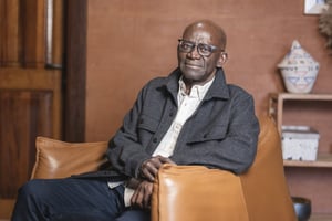 L’historien et écrivain sénégalais Mamadou Diouf, à Rufisque, le 15 décembre 2023. © Sylvain Cherkaoui pour JA