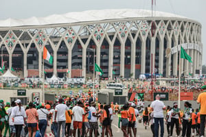 Arrivée de supporters lors de la cérémonie d’ouverture de la Coupe d’Afrique des nations, au stade olympique Alassane-Ouattara, à Abidjan, le 13 janvier 2024. © FRANCK FIFE / AFP.
