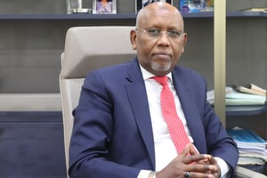 Ilyas Moussa Dawaleh, le ministre djiboutien de l’Économie et des Finances, dans son bureau à Djibouti Ville, le 7 novembre 2024. © Aboubaker Mohamed Halloyta/Présidence Djibouti