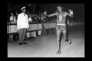 Abebe Bikila, dans la nuit du 11 septembre 1960, lors de l’arrivée du marathon des JO de Rome. The Ethiopian runner, Abebe Bikila at the finish line. Nighttime September 11, 1960 at the Olympic Games in Rome.  Bikila created a stir by running the marathon barefoot.
© KEYSTONE-FRANCE/GAMMA RAPHO
