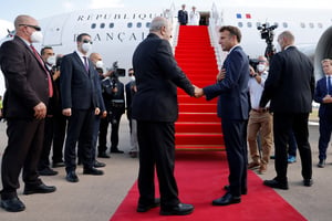 Emmanuel Macron salue le président algérien, Abdelmadjid Tebboune, avant son départ à l’aéroport d’Alger, le 27 août 2022. © Ludovic MARIN/AFP