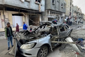 La voiture dans laquelle se seraient trouvés trois des fils du chef du Hamas, Ismaël Haniyeh, tués par une frappe israélienne, le 10 avril 20224, dans l’ouest de la ville de Gaza. © AFP.