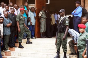 Devant le tribunal de Yaoundé. © REINNIER KAZE/AFP.