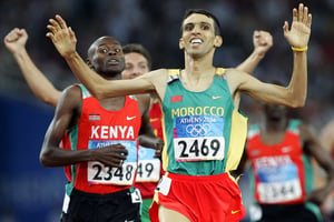 Le Marocain Hicham El Guerrouj remportant la médaille d’or au 1 500 mètres, devant le Kényan Bernard Lagat, aux Jeux olympiques d’Athènes, le 24 août 2004. © AP Photo/Anja Niedringhaus/SIPA