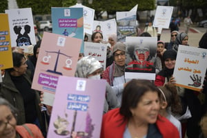 Des manifestantes dénoncent les violences faites aux femmes et demandent la défense de leurs droits, à l’occasion de la Journée internationale des droits des femmes, à Rabat, Maroc, le 8 mars 2023. © Abu Adem Muhammed / Anadolu Agency via AFP