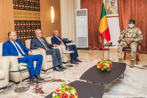 Le chef de la junte au Mali, Assimi Goïta (à dr.) reçoit la délégation du ministre de la Défense mauritanien, Hanana Ould Sidi (2e à dr.) © Présidence du Mali / Facebook.