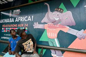 Abidjan a été décoré aux couleurs de la CAN (ici la mascotte Akwaba, à un arrêt de bus, en janvier 2024). © Issouf SANOGO / AFP.