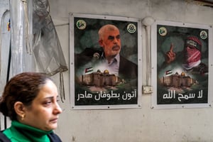 Un portrait de Yahya Sinwar (à g.), chef du Hamas à Gaza, dans le camp de réfugiés palestiniens de Bourj el-Barajneh, à Beyrouth, au Liban, le 5 février 2024. © (Photo by ANWAR AMRO / AFP)