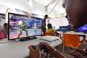 Lors du festival de l’électronique et des jeux vidéo d’Abidjan, le 12 novembre 2017. © Sia KAMBOU/AFP