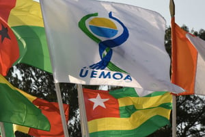 Les drapeaux des pays membres de l’Union économique et monétaire ouest-africaine (Uemoa), à Abidjan. © ISSOUF SANOGO / AFP