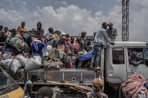 Après des combats entre le M23 et les forces armées congolaises, la population tente de fuir les alentours de Saké, dans l’est de la RDC, confrontée à une intensification du conflit. © Photo by Aubin Mukoni / AFP