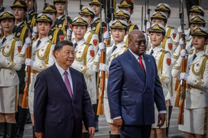 Le président chinois, Xi Jinping (à g.), accueille le président de RDC, Félix Tshisekedi, à Pékin, en mai 2023. © THOMAS PETER / POOL / AFP.