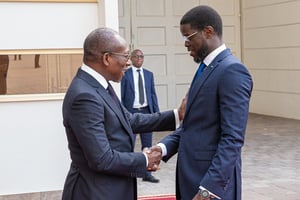 Le président béninois, Patrice Talon, et son homologue sénégalais, Bassirou Diomaye Faye, le 16 juillet 2025 à Cotonou.