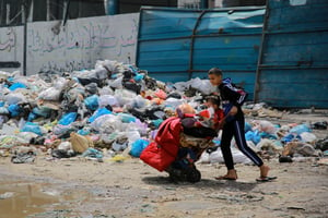 Deux enfants dans les rues de la ville de Gaza, détruite par des bombardements israéliens, le 28 mars 2024. © AFP.