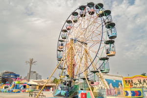L’emblématique grande roue du parc Magic Land, sur la corniche Ouest, à Dakar. Vue du parc d’attraction le Magic Land à Dakar, Sénégal le 2 mars 2025. 
© Sylvain Cherkaoui pour JA