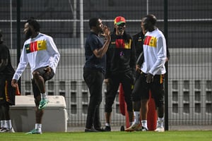 Samuel Eto’o, Rigobert Song et Vincent Aboubakar discutent pendant un entrainement du Cameroun. © Issouf SANOGO / AFP
