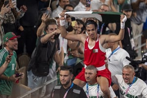 La boxeuse algérienne Imane Khelif célèbre sa victoire en finale. © Aytac Unal / ANADOLU / Anadolu via AFP