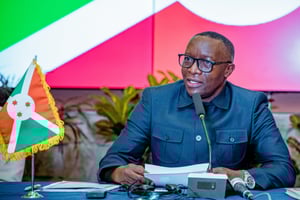 Le ministre burundais des Affaires Étrangères, Édouard Bizimana, lors d’un point d’information sur la situation géopolitique du Burundi, le 28 novembre 2025.