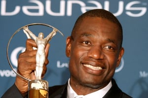 Dikembe Mutombo pose avec son prix « Sport for Good » pour son travail caritatif en RDC, à l’issue de la cérémonie des Laureus World Sports Awards, à Abou Dhabi, le 10 mars 2010. © MARWAN NAAMANI / AFP