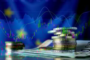 Image d’illustration avec des pièces de monnaie sur fond de graphique.