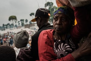 Une foule fuit le camp de déplacés de Mugunga, près de Goma, le 12 février 2025. © Hugh Kinsella Cunningham / GETTY IMAGES EUROPE / Getty Images via AFP