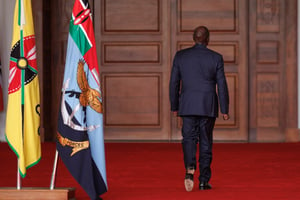 Le président du Kenya, William Ruto, quitte la salle après une conférence de presse au State House à Nairobi, le 11 juillet 2024. © Tony KARUMBA / AFP