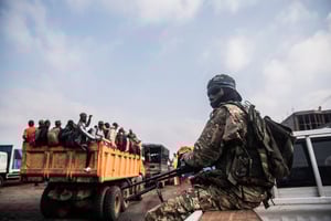 Un membre du mouvement M23 surveille l’arrivée de policiers congolais en provenance de Bukavu, le 23 février 2025. © JOSPIN MWISHA/AFP