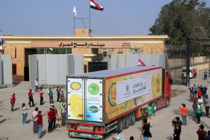 Du côté égyptien du terminal de Rafah, on assiste au passage des camions d’aide humanitaire vers la bande de Gaza, le 22 octobre 2023. © Mohammed Assad / AFP