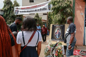 Hommage au journaliste Martinez Zogo, devant le siège de Radio Amplitude FM, à Yaoundé, le 23 janvier 2023. © Daniel Beloumou Olomo/AFP
