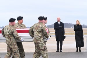 Le président américain Joe Biden et la Première dame, Jill Biden, assistent à l’arrivée aux États-Unis des corps des trois soldats américains tués lors de l’attaque du 28 janvier en Jordanie, à Dover, Delaware, le 2 février 2024.